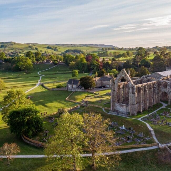 wIQAZLR bolton abbey drone shot